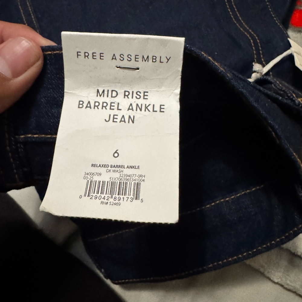 Free Assembly Women's  Barrel Ankle Jeans - Picture 6 of 9